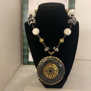DEALS  STATEMENT NECKLACE